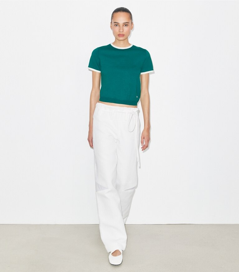 Tory Burch designer sweaters Chandail à manches courtes à bordure contrastante dans Emerald sur modèle, de face