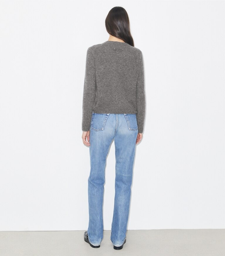 Tory Burch designer sweaters Chandail en cachemire et soie dans Gray sur modèle, de dos