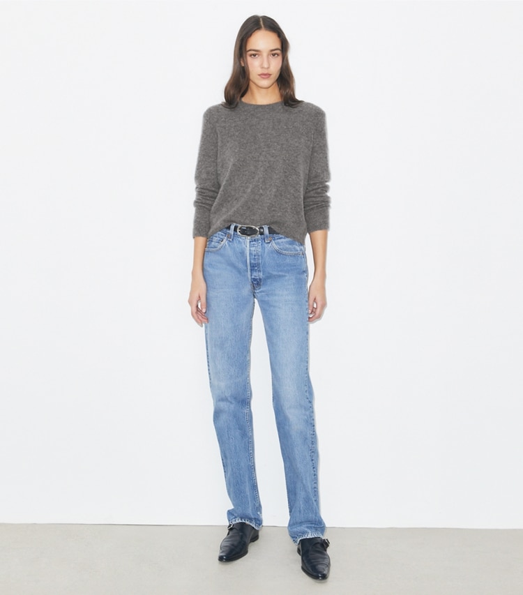 Tory Burch designer sweaters Chandail en cachemire et soie dans Gray sur modèle, de face