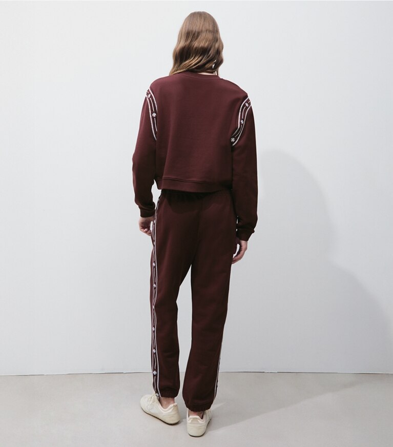 Tory Burch designer sweaters Chandail en coton bouclette à broderie dans Merlot sur modèle, de dos