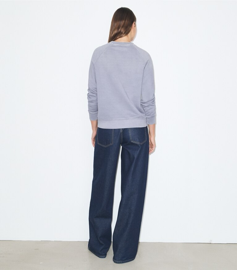 Tory Burch designer sweaters Chandail en coton effet usé dans VAPOR BLUE sur modèle, de dos