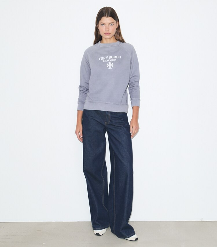 Tory Burch designer sweaters Chandail en coton effet usé dans VAPOR BLUE sur modèle, de face