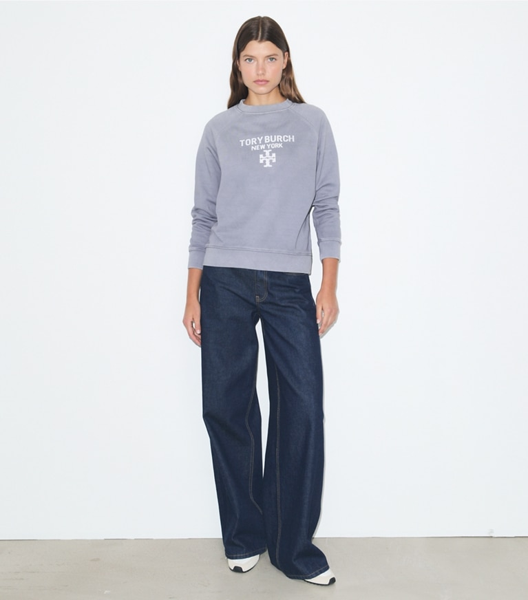 Tory Burch designer sweaters Chandail en coton effet usé dans VAPOR BLUE sur modèle, de face