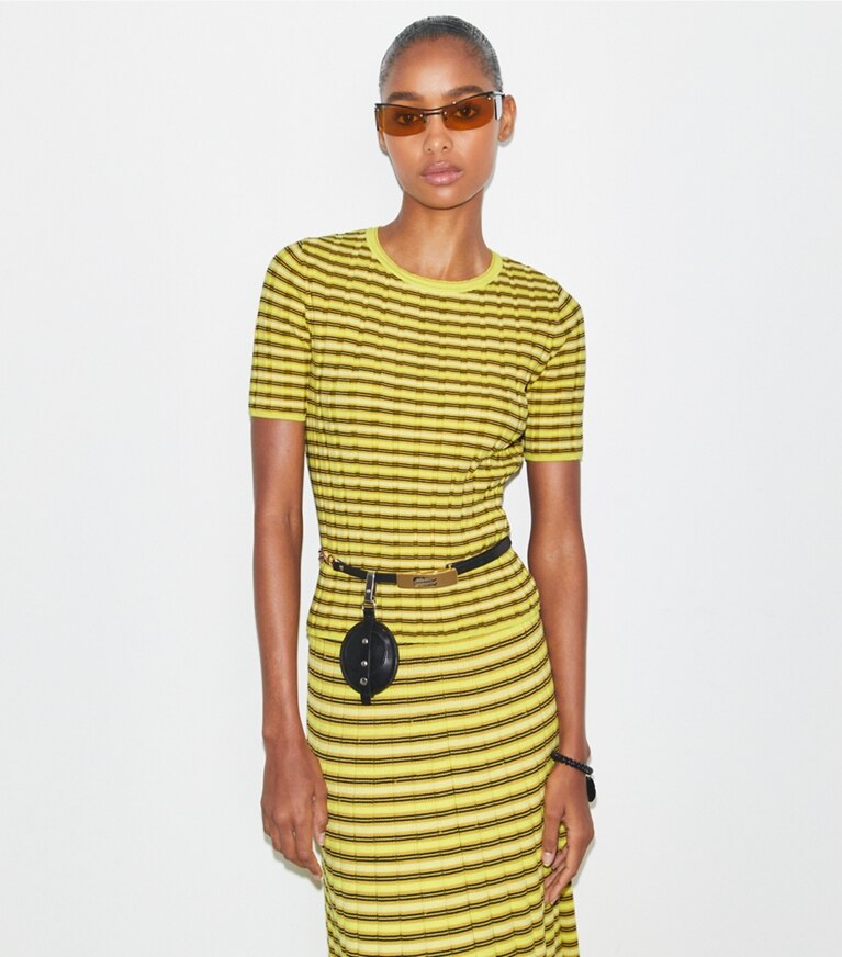 Tory Burch designer sweaters Chandail en coton rayé dans Vibrant Lemon Yellow / Wax Bean Yellow détail sur modèle