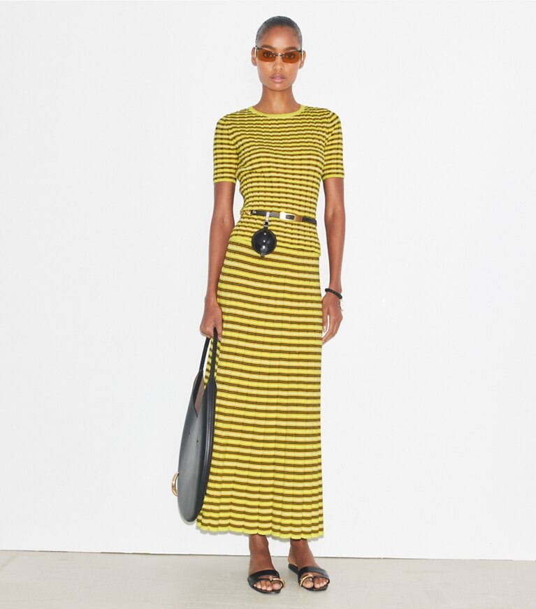 Tory Burch designer sweaters Chandail en coton rayé dans Vibrant Lemon Yellow / Wax Bean Yellow sur modèle, de face