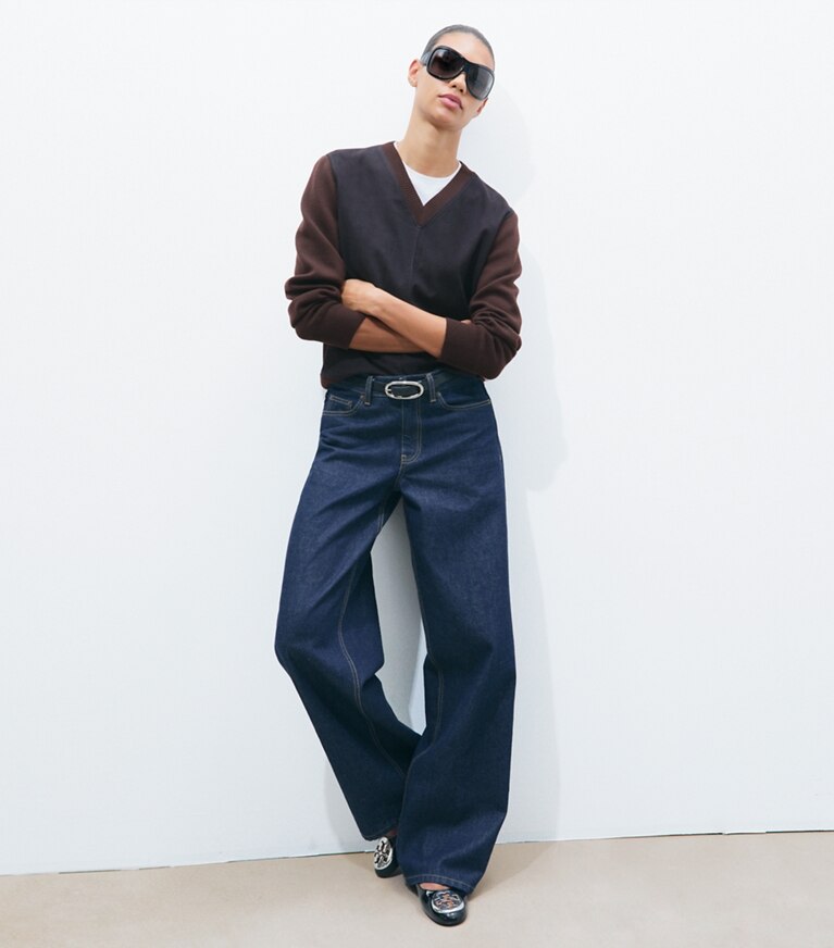 Tory Burch designer sweaters Chandail en laine à devant en suède dans Classic Brown sur modèle, de face