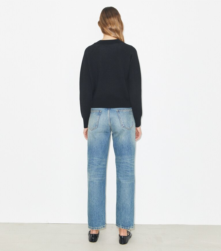 Tory Burch designer sweaters Chandail en laine à logo dans Black / Light New Ivory sur modèle, de dos
