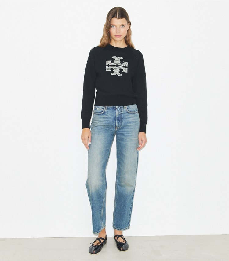 Tory Burch designer sweaters Chandail en laine à logo dans Black / Light New Ivory sur modèle, de face