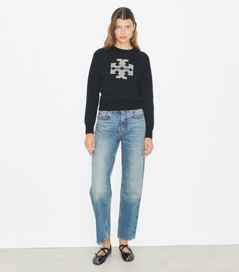 Tory Burch designer sweaters Chandail en laine à logo dans Black / Light New Ivory sur modèle, de face
