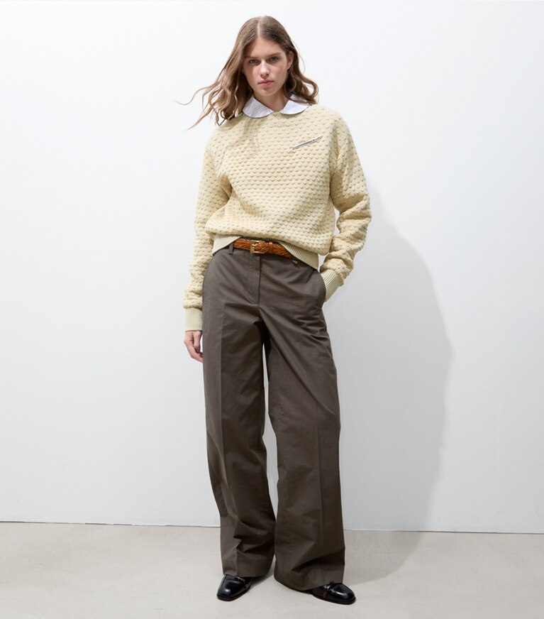 Tory Burch designer sweaters Chandail en laine brodé de raphia dans Pale Almond / Raffia sur modèle, de face