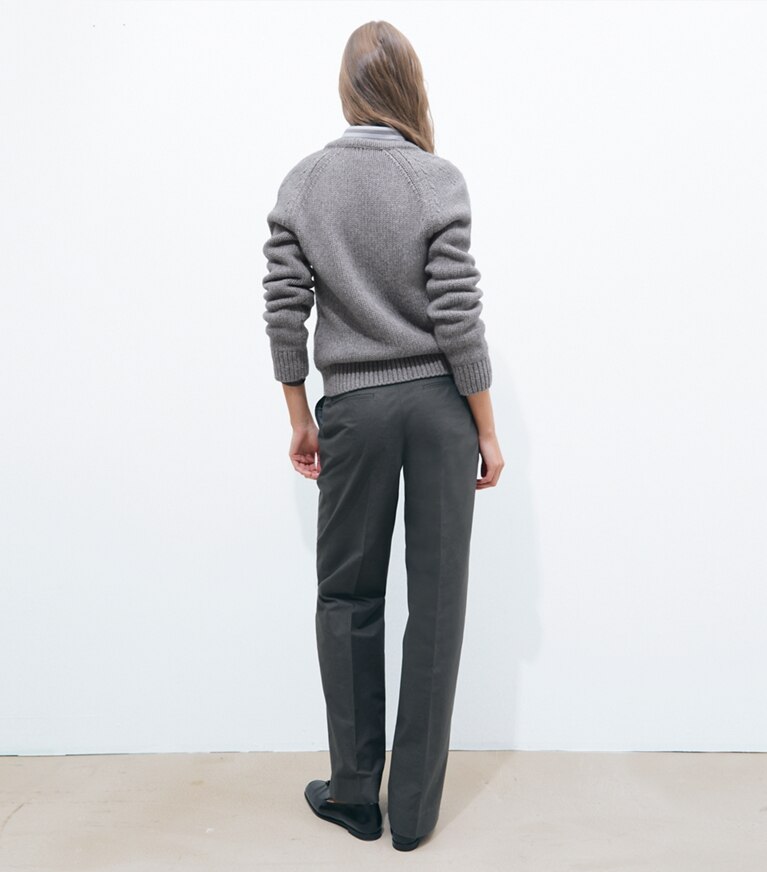 Tory Burch designer sweaters Chandail en laine mérinos à col en U dans Cloudy Gray Melange sur modèle, de dos