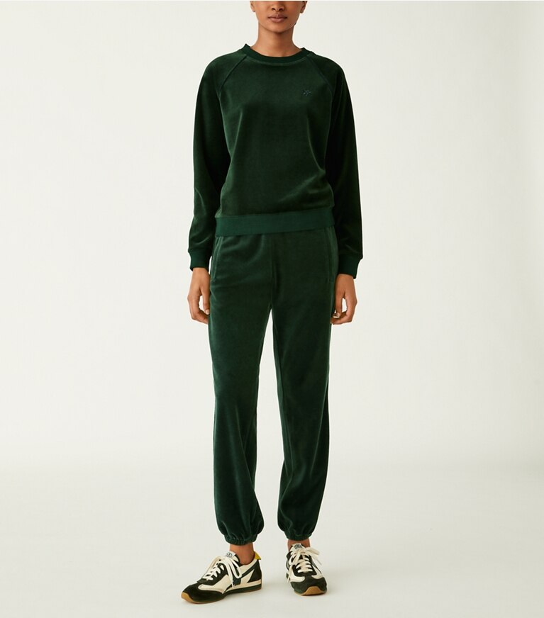 Tory Sport designer sweaters Chandail en velours dans Conifer sur modèle, de face