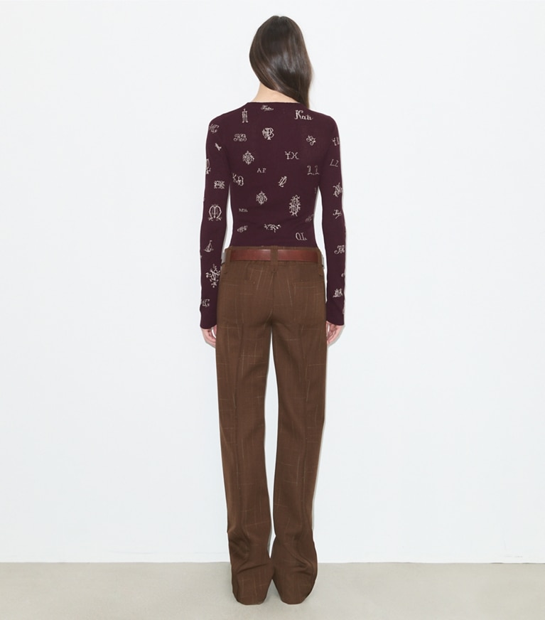 Tory Burch designer sweaters Chandail Henley brodé dans Evening Plum sur modèle, de dos