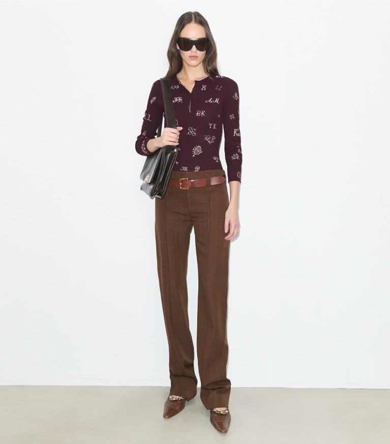 Tory Burch designer sweaters Chandail Henley brodé dans Evening Plum sur modèle, de face