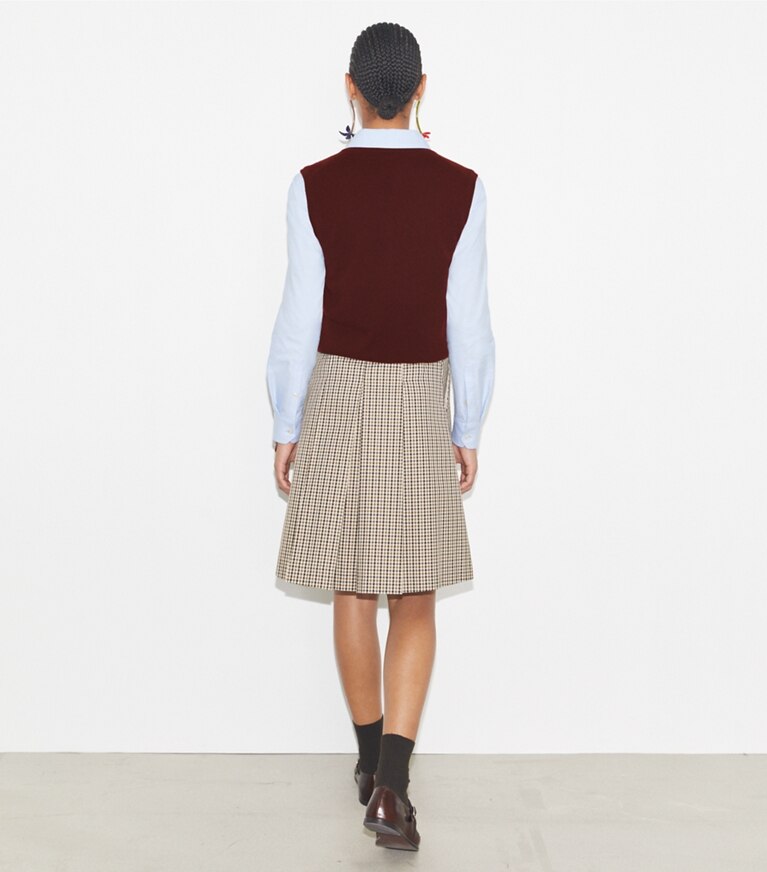 Tory Burch designer sweaters Chandail sans manches Birdie en cachemire dans Dark Winterberry sur modèle, de dos