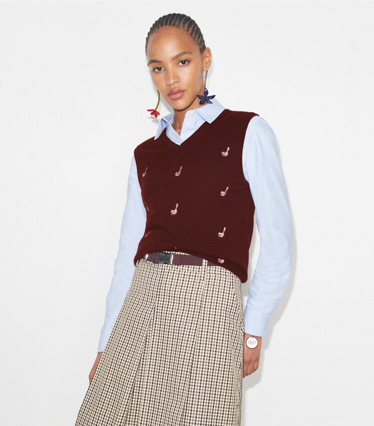 Tory Burch designer sweaters Chandail sans manches Birdie en cachemire dans Dark Winterberry détail sur modèle