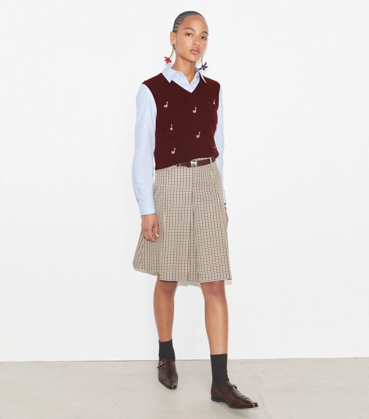 Tory Burch designer sweaters Chandail sans manches Birdie en cachemire dans Dark Winterberry sur modèle, de face