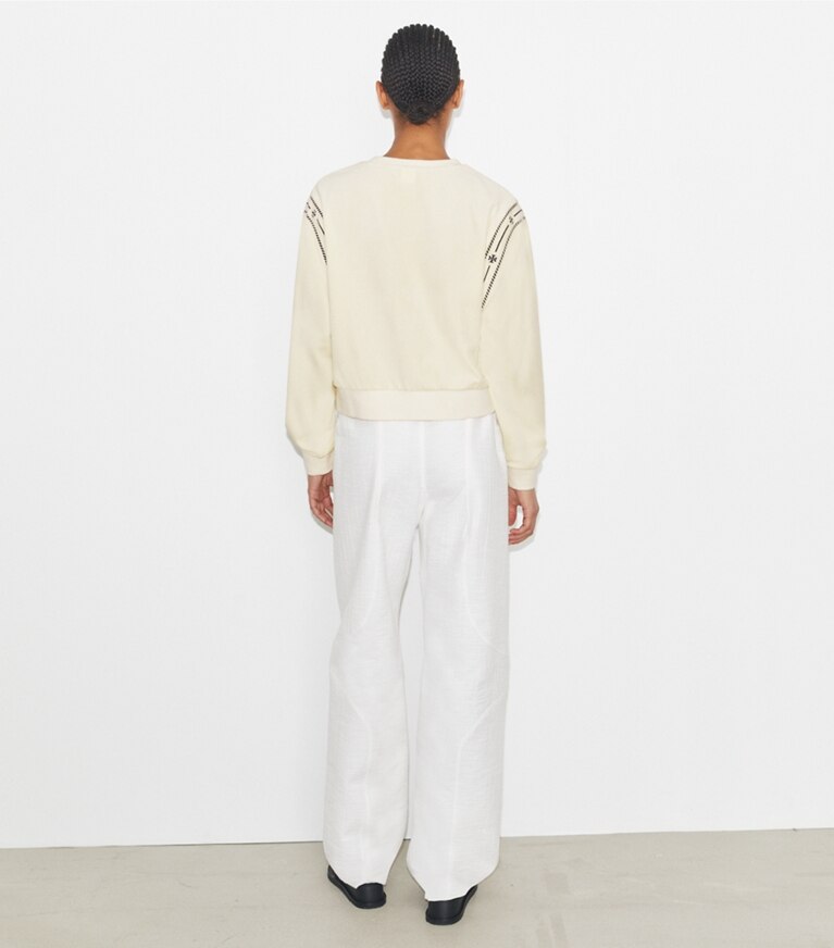 Tory Burch designer sweaters Chandail T Logo en velours dans New Ivory sur modèle, de dos