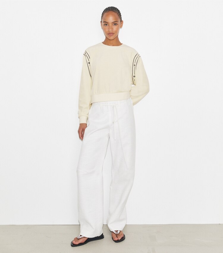 Tory Burch designer sweaters Chandail T Logo en velours dans New Ivory sur modèle, de face