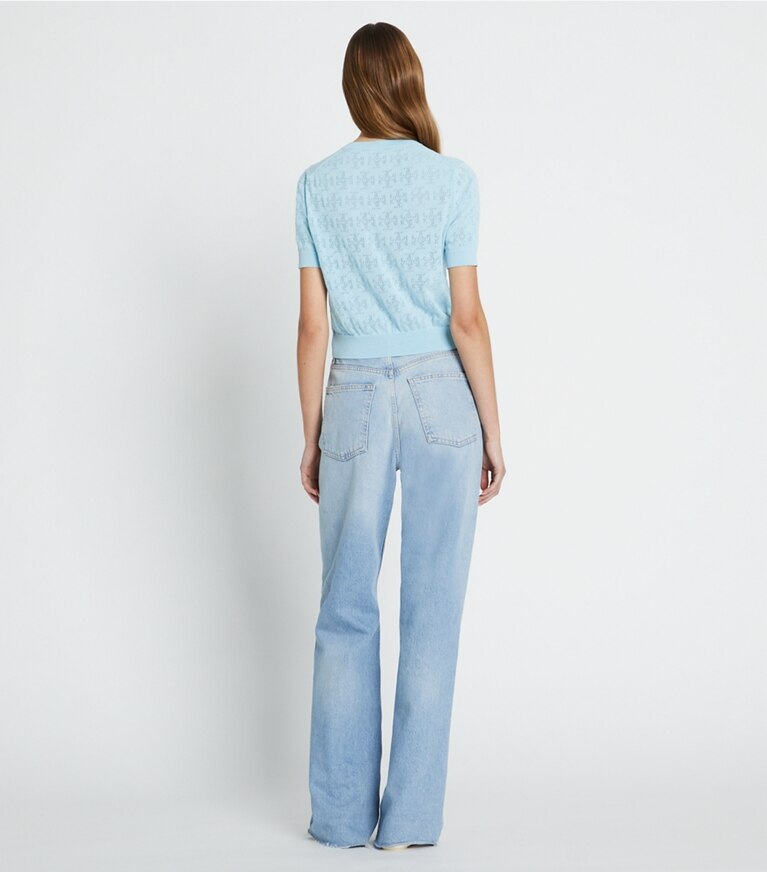 Tory Sport designer sweaters Chandail T Monogram fraise dans Spring Blue sur modèle, de dos