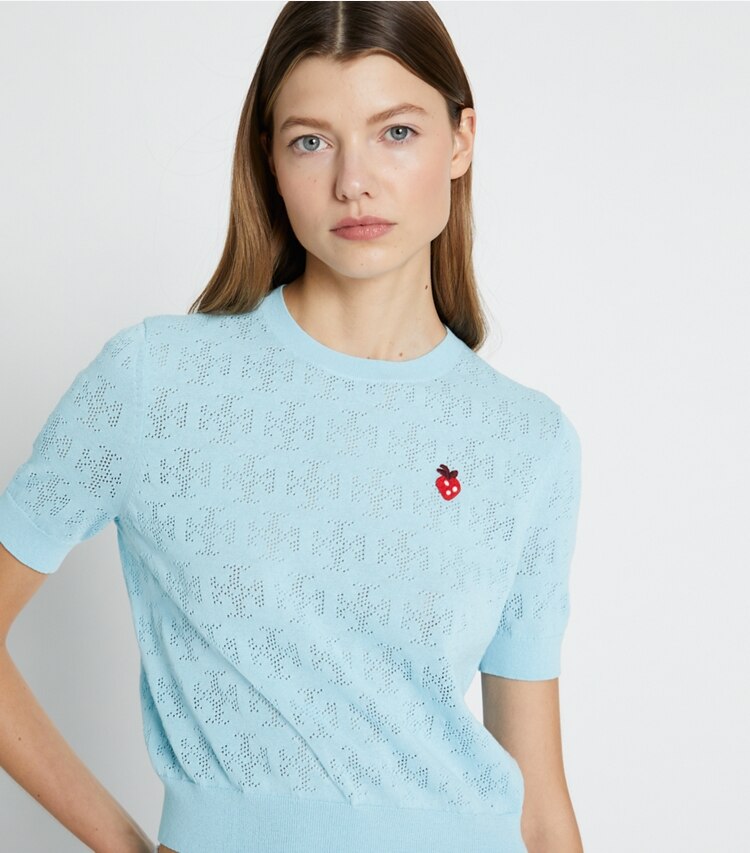 Tory Sport designer sweaters Chandail T Monogram fraise dans Spring Blue détail sur modèle