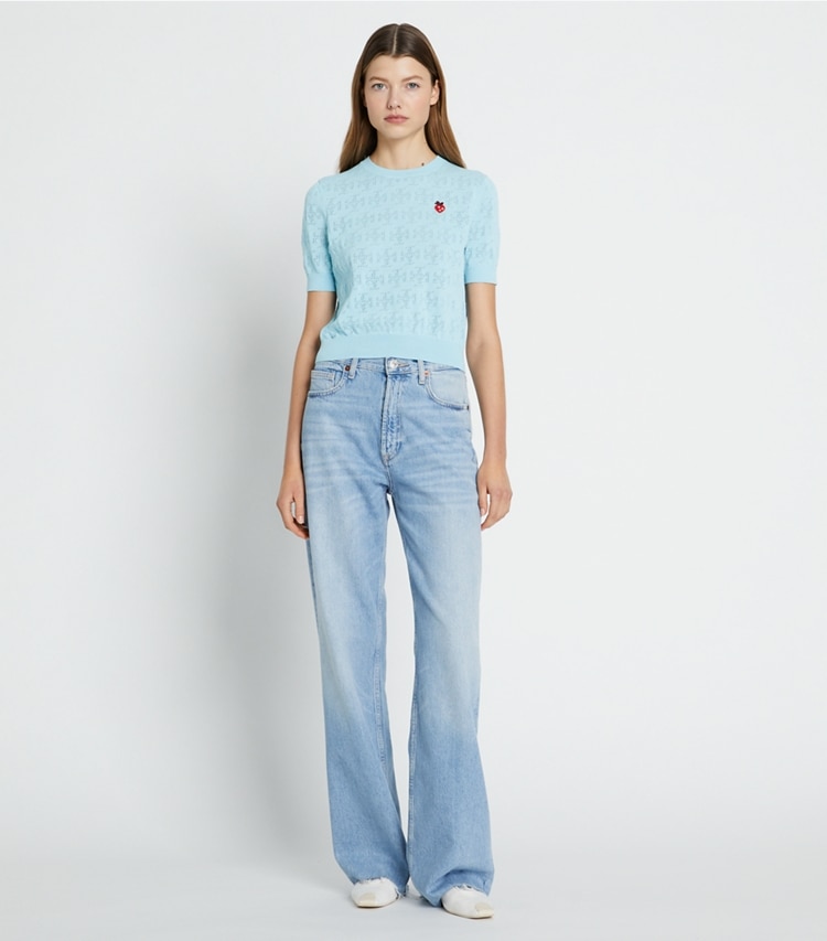 Tory Sport designer sweaters Chandail T Monogram fraise dans Spring Blue sur modèle, de face