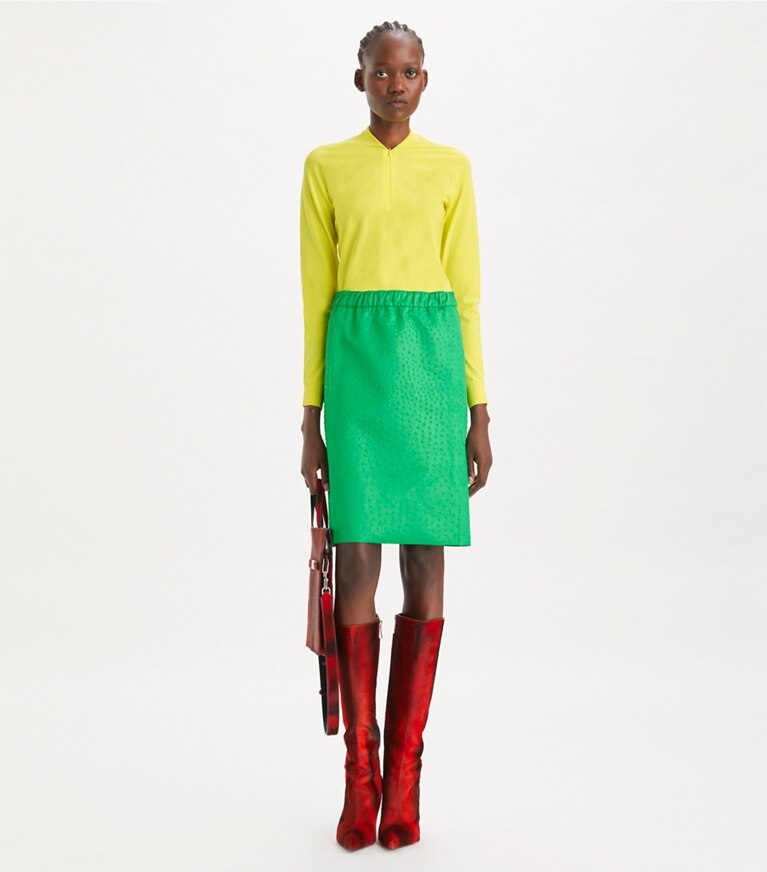 Tory Burch designer sweaters Chandail zippé en viscose dans Lemon Citrus sur modèle, de face