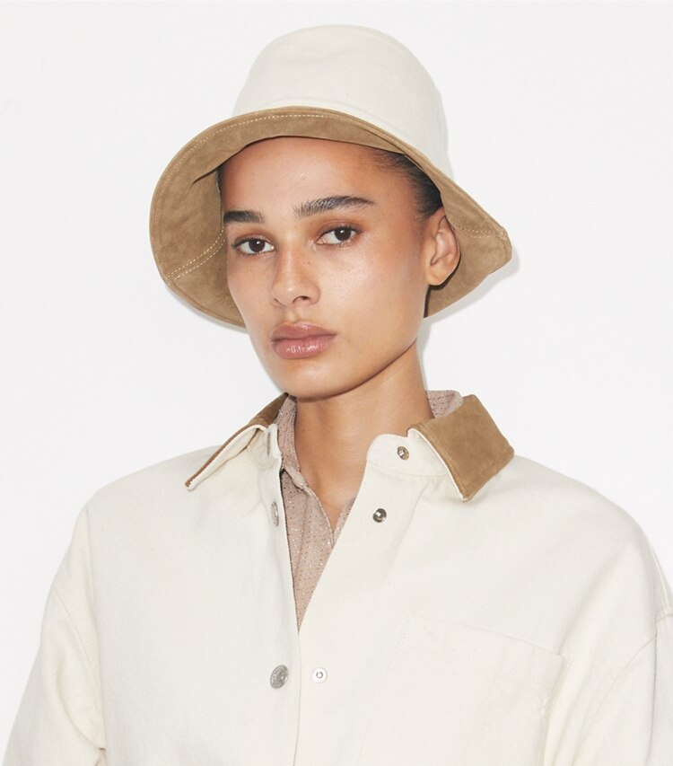 Tory Burch designer chapeaux Chapeau bob color-block dans Beige accessoire sur le modèle