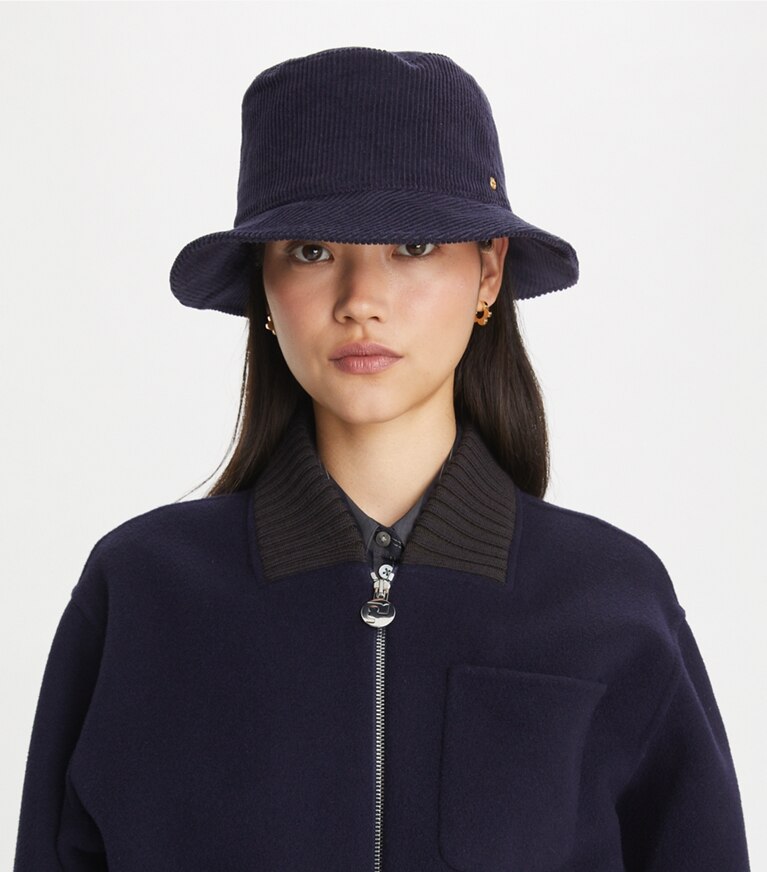 Tory Burch designer chapeaux Chapeau bob en velours côtelé dans Navy accessoire sur le modèle