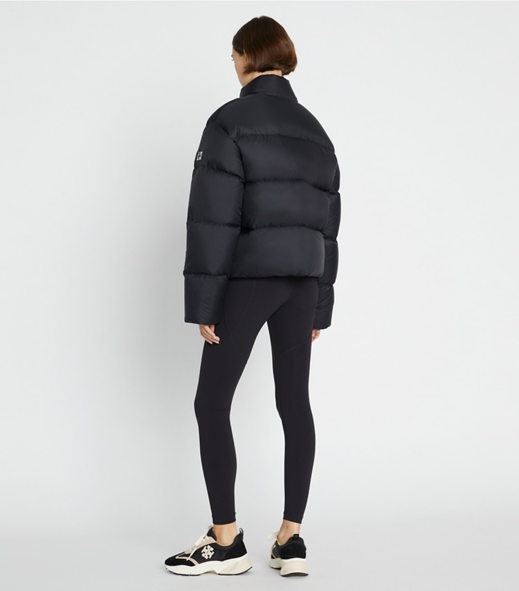 Tory Burch diseñador abrigos Chaqueta acolchada de plumón de nailon en Black en el modelo (espalda)