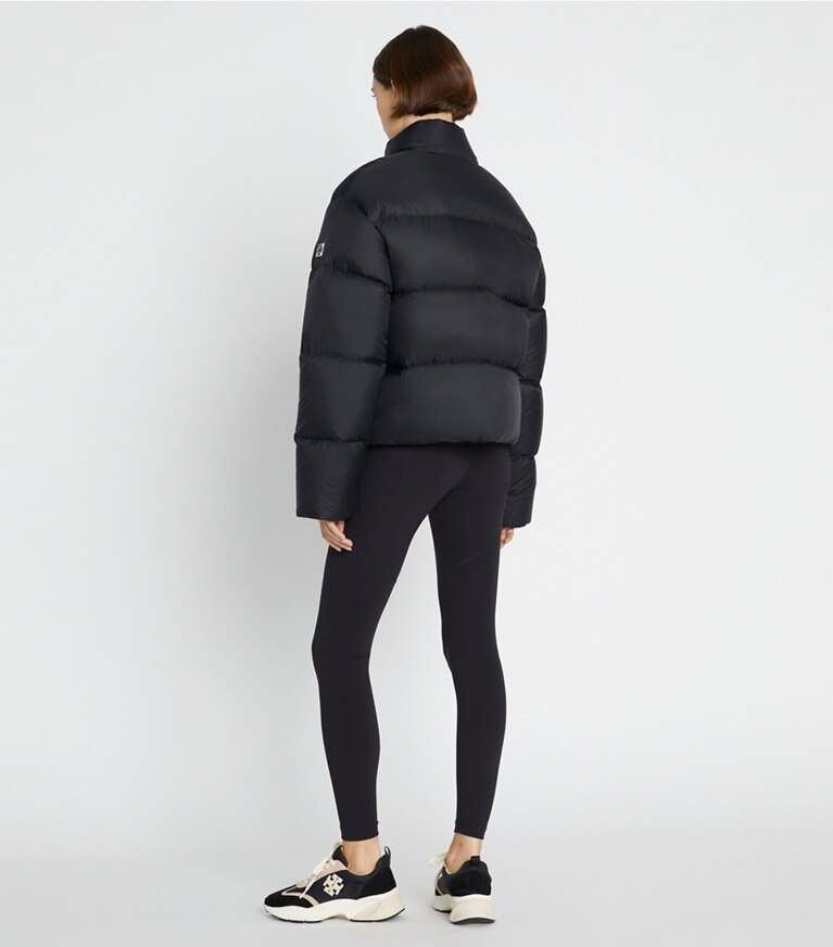 Tory Burch diseñador abrigos Chaqueta acolchada de plumón de nailon en Black en el modelo (espalda)