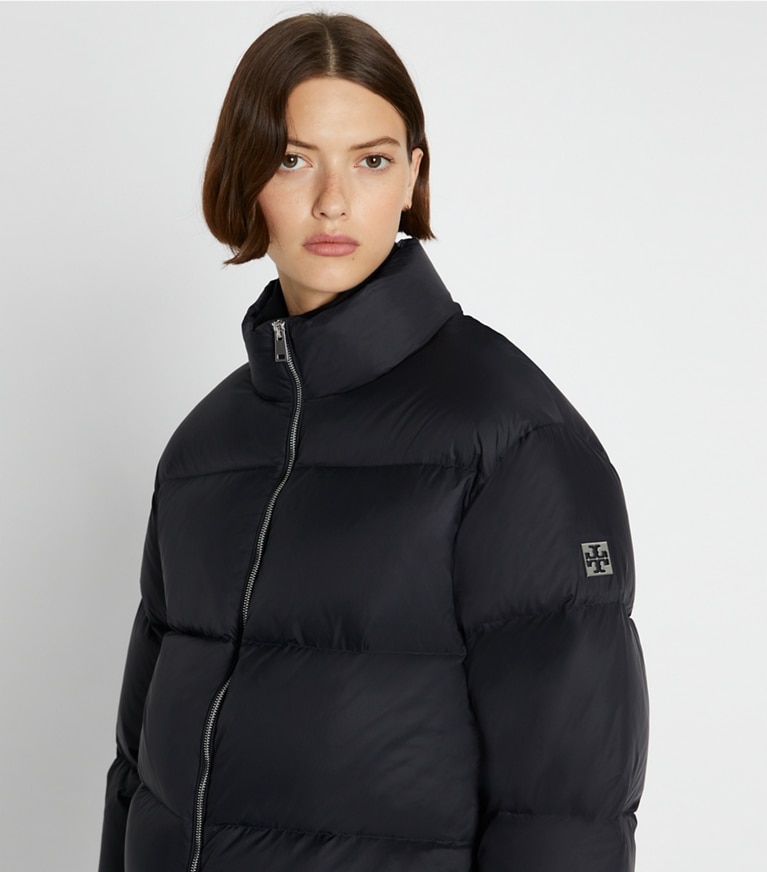 Tory Burch diseñador abrigos Chaqueta acolchada de plumón de nailon en Black en el modelo (detalle)