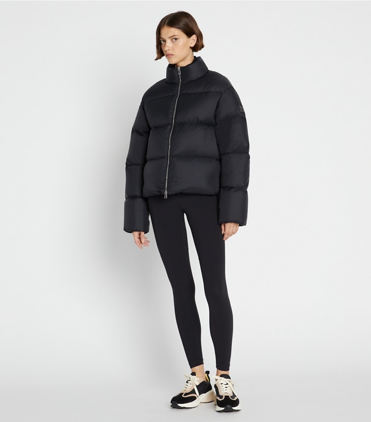 Tory Burch diseñador abrigos Chaqueta acolchada de plumón de nailon en Black en el modelo (frente)