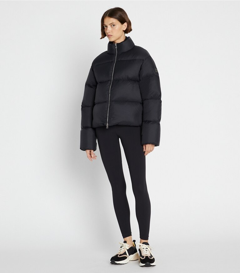 Tory Burch diseñador abrigos Chaqueta acolchada de plumón de nailon en Black en el modelo (frente)