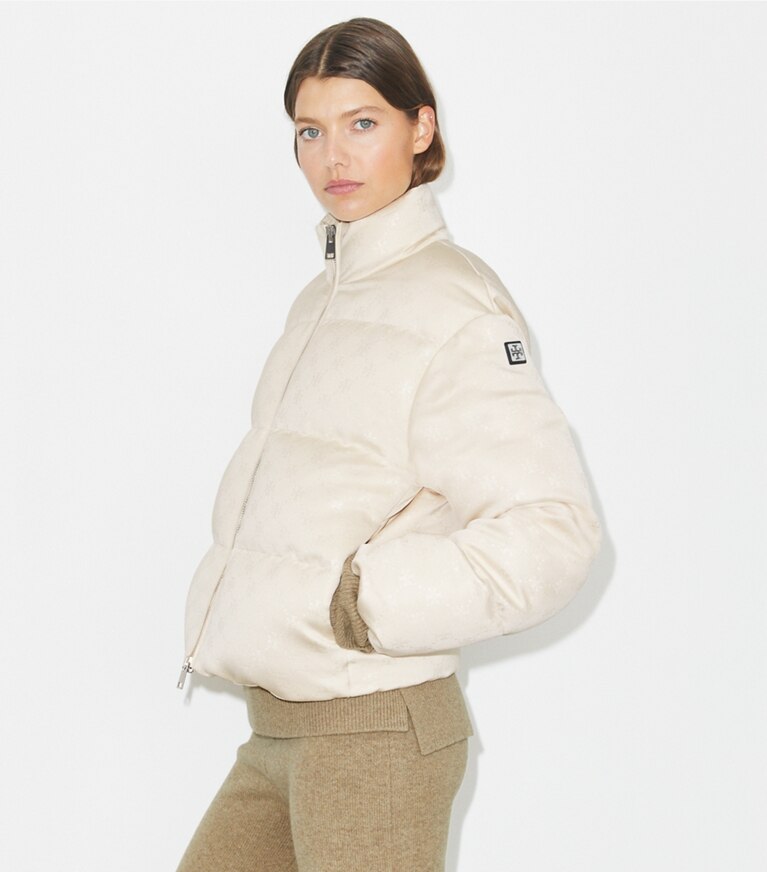 Tory Burch diseñador abrigos Chaqueta acolchada de satén con monograma de T en Prosecco adicional en el modelo