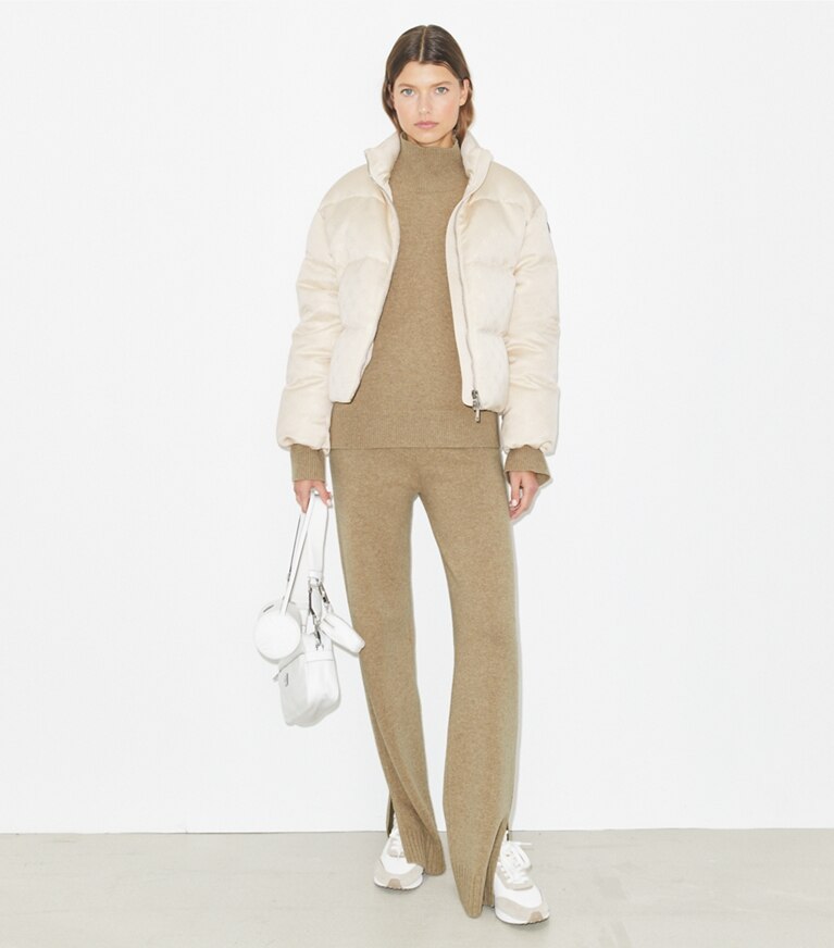 Tory Burch diseñador abrigos Chaqueta acolchada de satén con monograma de T en Prosecco en el modelo (frente)