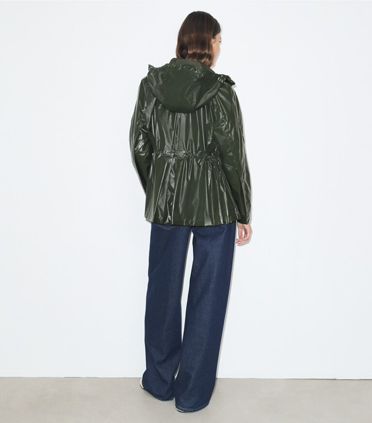 Tory Burch diseñador chaquetas Chaqueta ajustada de nailon en Olive Green parte posterior en modelo