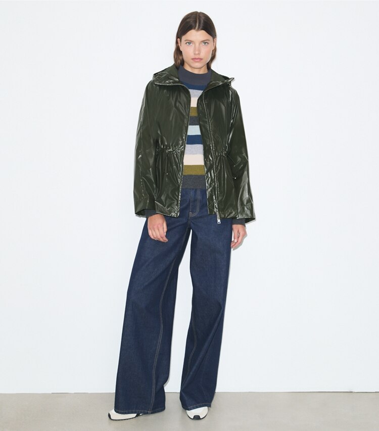 Tory Burch diseñador chaquetas Chaqueta ajustada de nailon en Olive Green frente en modelo