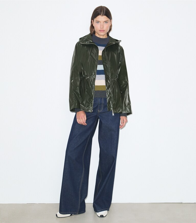 Tory Burch diseñador chaquetas Chaqueta ajustada de nailon en Olive Green frente en modelo