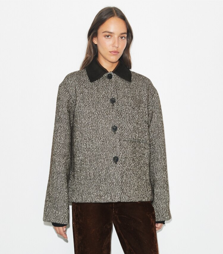 Tory Burch diseñador abrigos Chaqueta Barn de sarga en Dark Mocha/New Ivory detalle en modelo