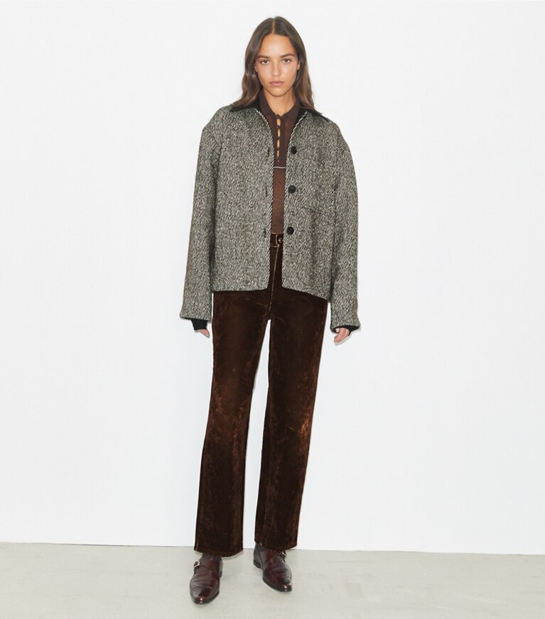 Tory Burch diseñador abrigos Chaqueta Barn de sarga en Dark Mocha/New Ivory frente en modelo