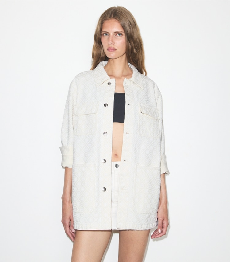 Tory Burch diseñador chaquetas Chaqueta Barn denim con monograma T en Off-white / White T Monogram detalle en modelo