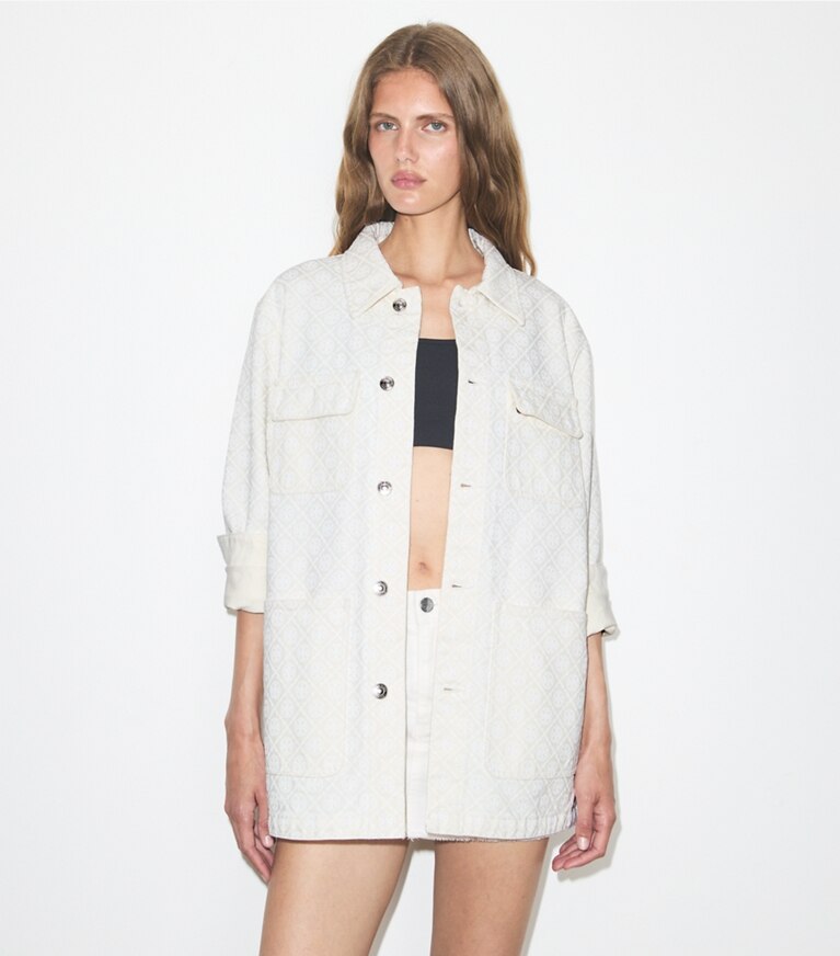 Tory Burch diseñador chaquetas Chaqueta Barn denim con monograma T en Off-white / White T Monogram detalle en modelo