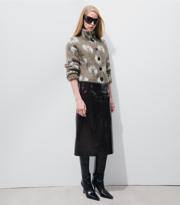 Tory Burch diseñador jerséis Chaqueta bomber de jacquard de alpaca cepillada en Cabin Brown / Frosty Sky frente en modelo