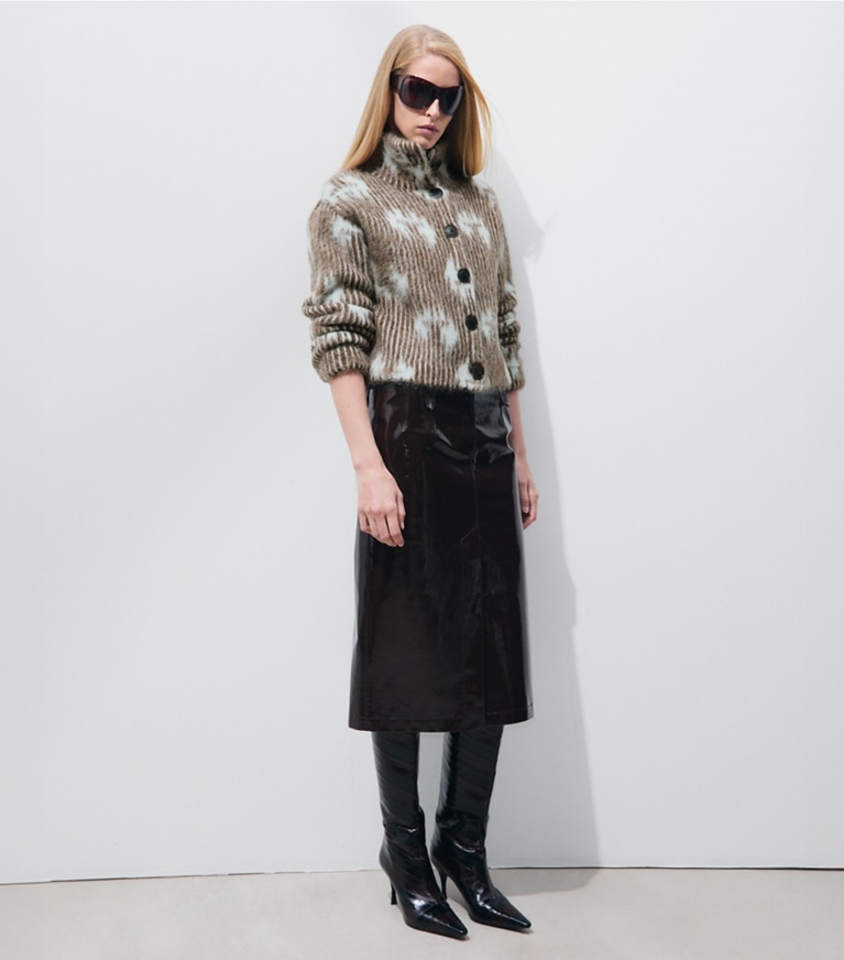 Tory Burch diseñador jerséis Chaqueta bomber de jacquard de alpaca cepillada en Cabin Brown / Frosty Sky frente en modelo