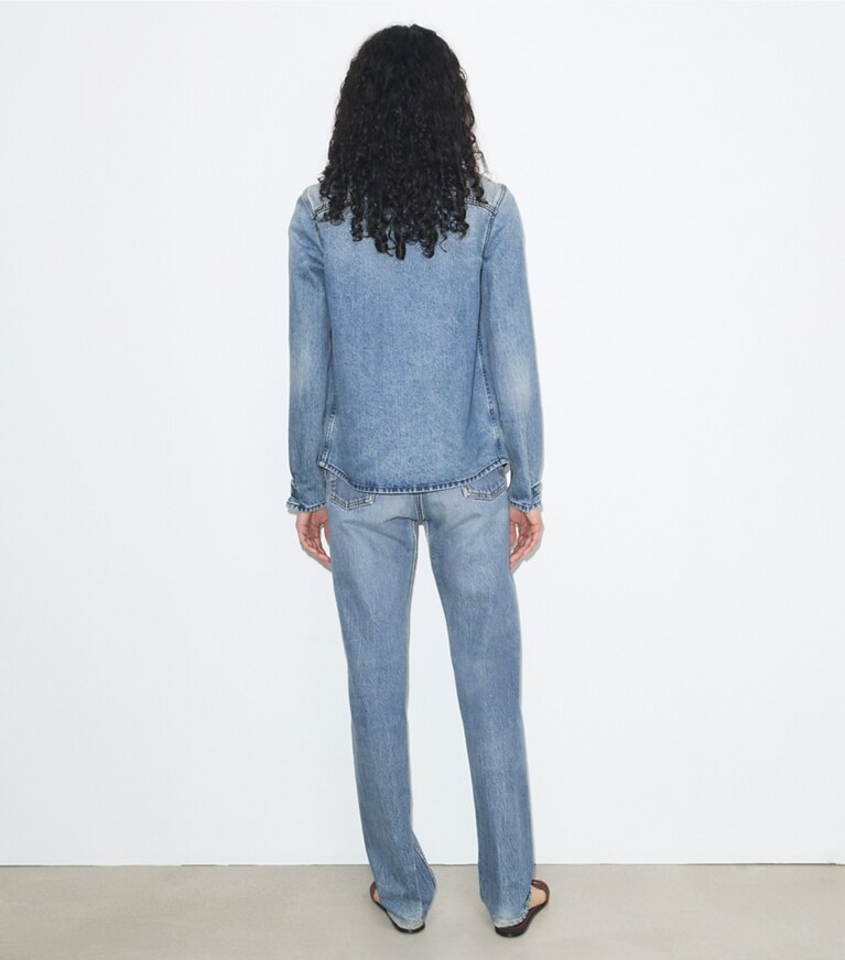 Tory Burch diseñador chaquetas Chaqueta camisera de denim en Light Vintage Wash parte posterior en modelo