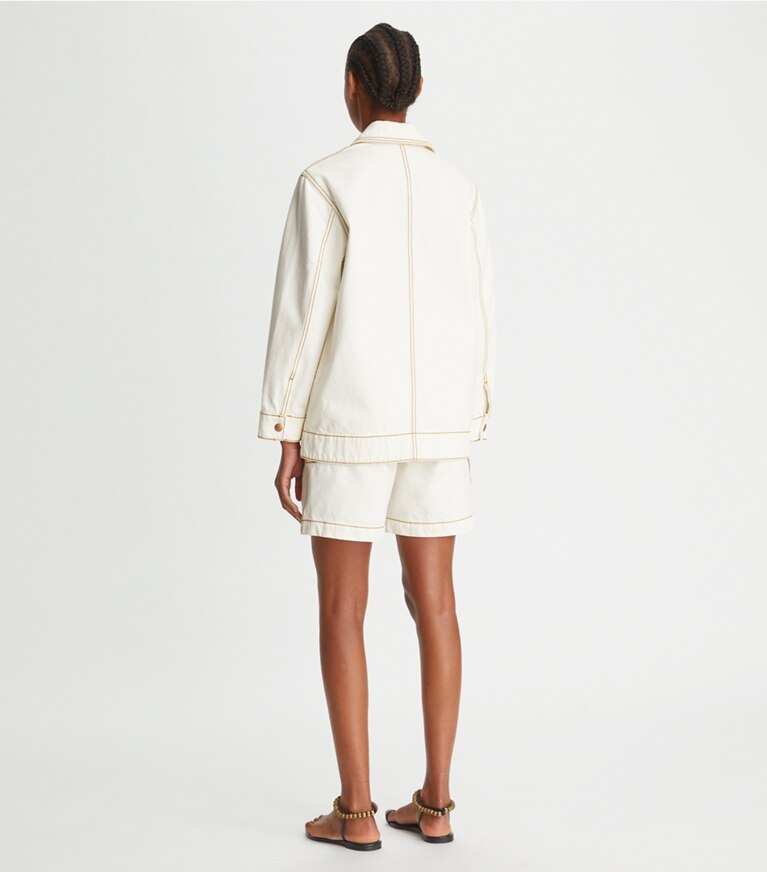 Tory Burch diseñador chaquetas Chaqueta camisera vaquera en White Wash en el modelo (espalda)