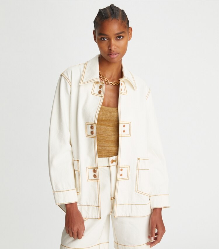 Tory Burch diseñador chaquetas Chaqueta camisera vaquera en White Wash en el modelo (detalle)
