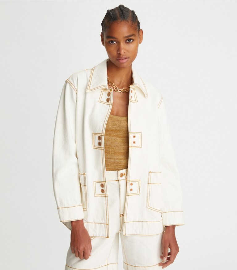 Tory Burch diseñador chaquetas Chaqueta camisera vaquera en White Wash en el modelo (detalle)