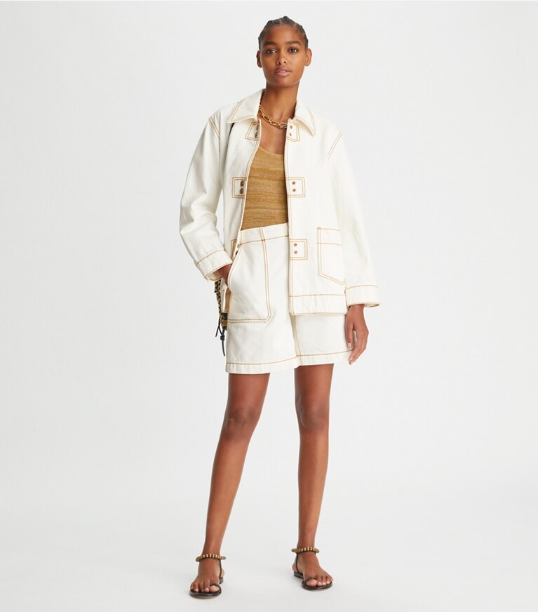 Tory Burch diseñador chaquetas Chaqueta camisera vaquera en White Wash en el modelo (frente)